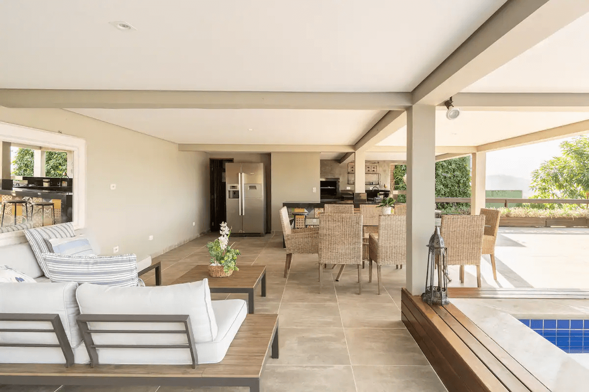 casa-com-piscina-em-frente-ao-mar.png