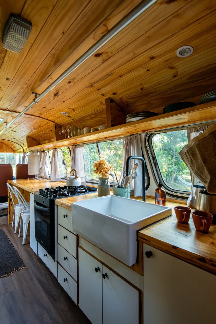 motor-home-no-meio-da-natureza.webp