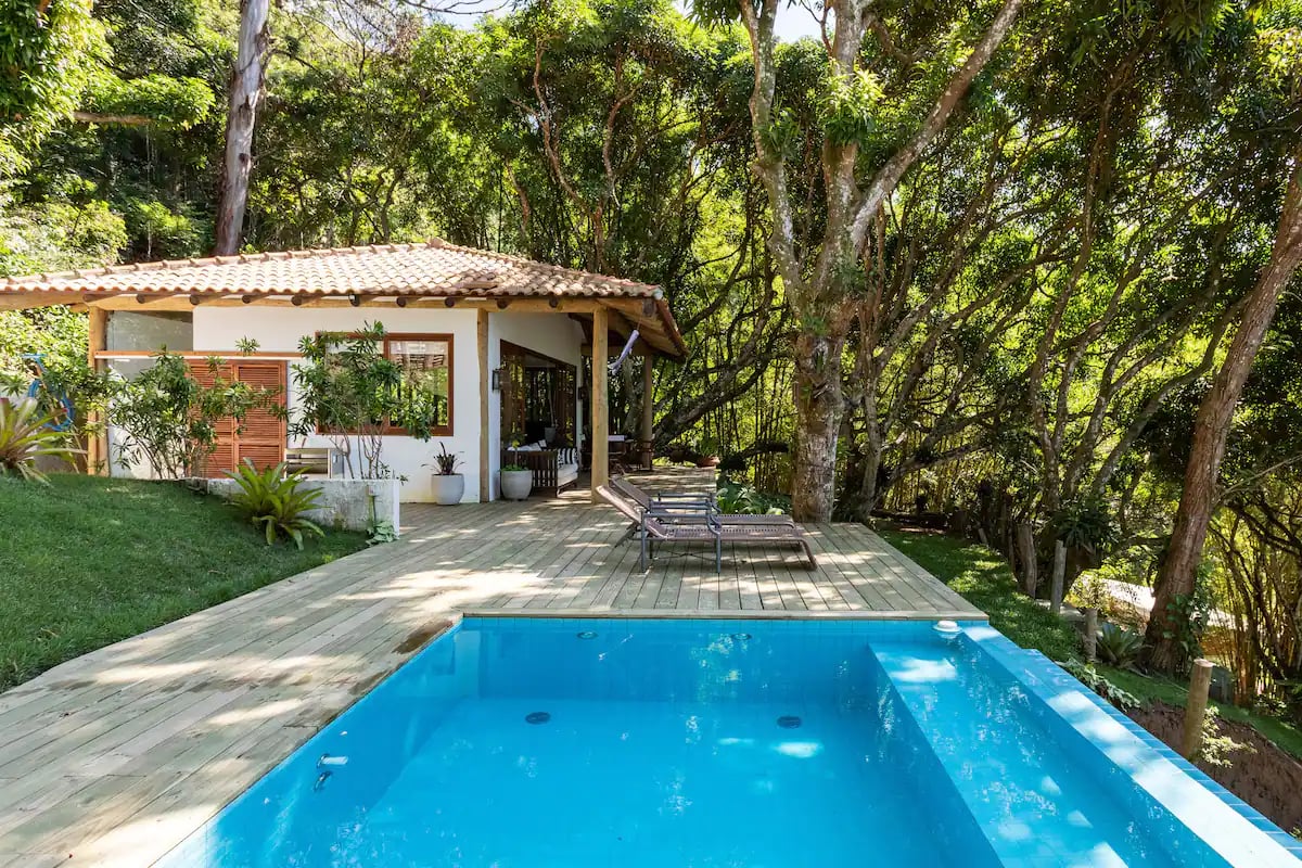 casa-das-mangueiras-em-sao-sebastiao.webp