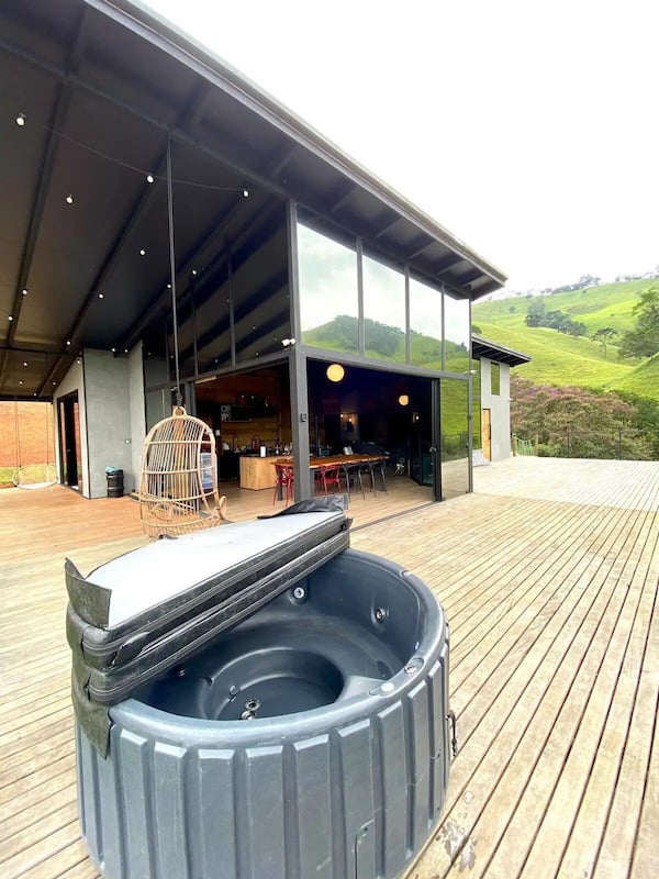 casa-espelhada-com-hidromassagem.jpg