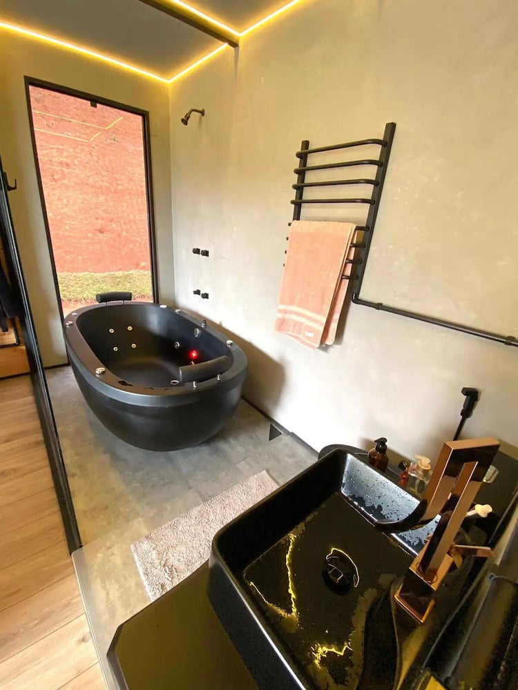 casa-espelhada-com-jacuzzi.jpg