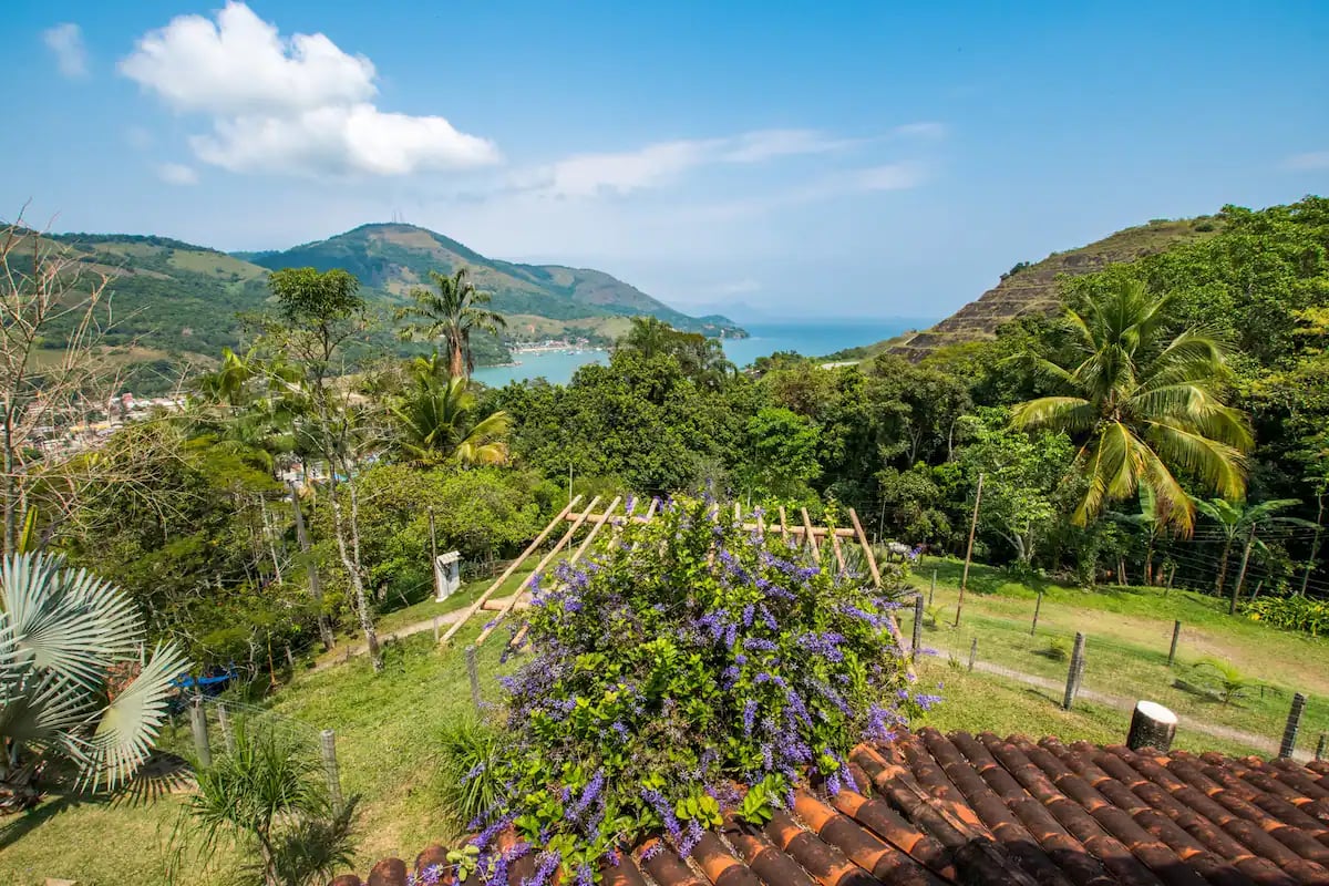 casa-de-campo-com-vista-para-o-mar.webp