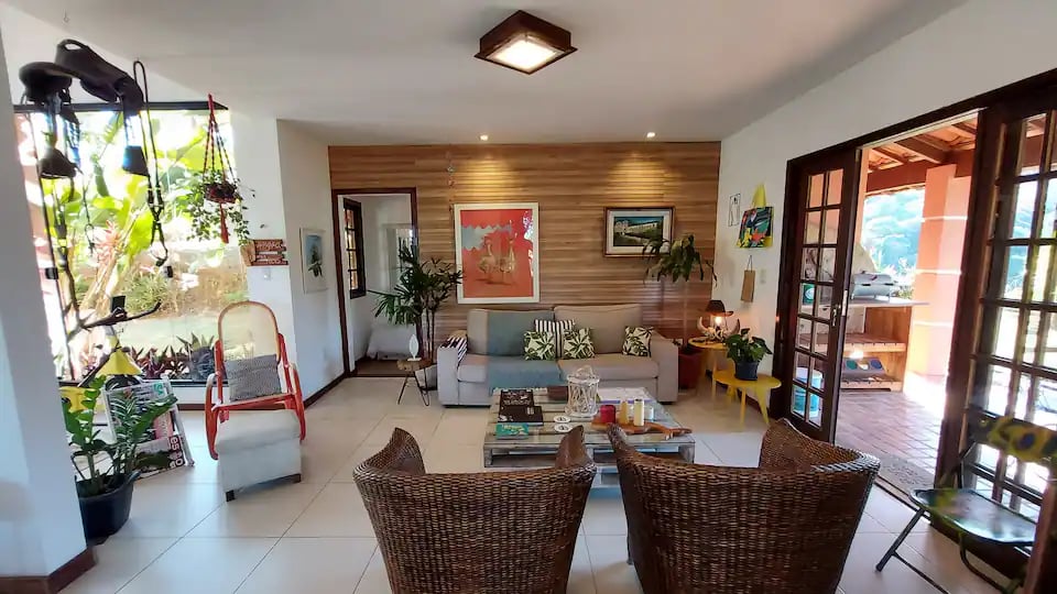 casa-com-vista-para-o-mar-em-angra-dos-reis.webp