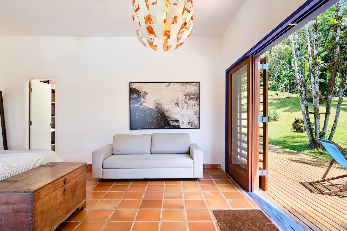 casa-com-piscina-em-ubatuba.webp