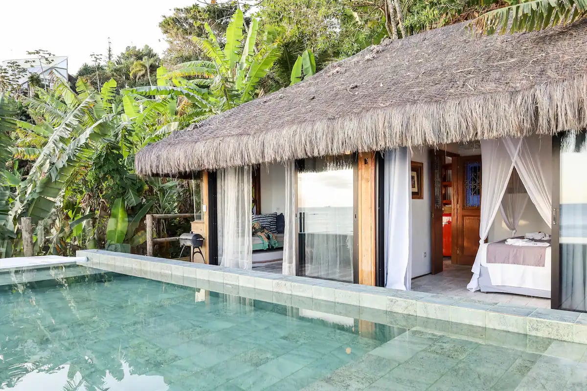 casa-em-ilhabela-com-piscina.webp