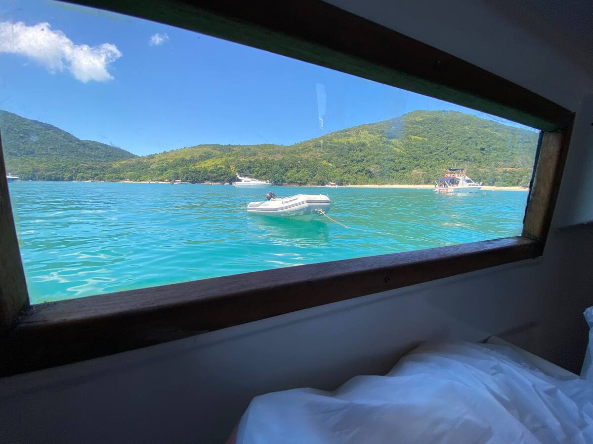 veleiro-na-praia-saco-da-ribeira-em-ubatuba.jpeg