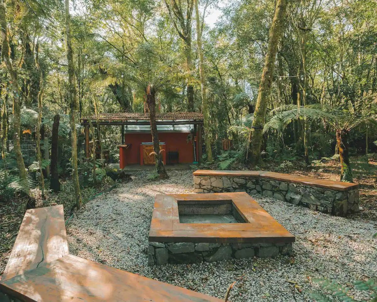 container-romantico-na-natureza.webp