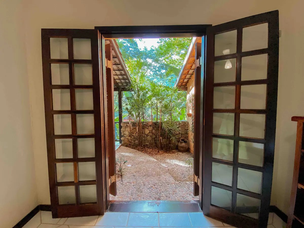 casa-com-piscina-em-maresias.webp