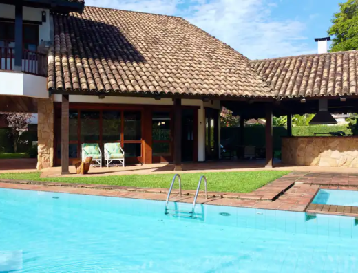 Casa com piscina em São Sebastião | Holmy